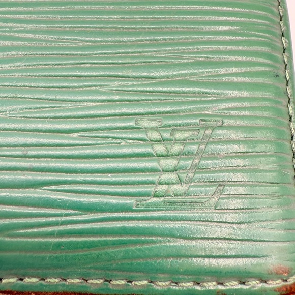 Louis Vuitton Epi Green Trifold Wallet Snap Closure France Authenticated - Picture 4 of 15